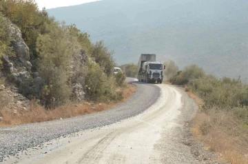 Tarsus’ta yol çalışmaları sürüyor
