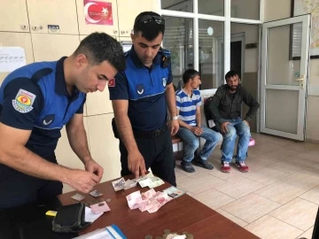 Tarsus’ta zabıta dilenci ve seyyar satıcılara göz açtırmadı
