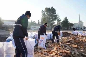 Tarsuslu hayırseverden 2 tır yakacak odun bağışı
