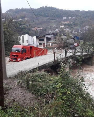 Taşan derede kalan sürücünün imdadına ekipler yetişti
