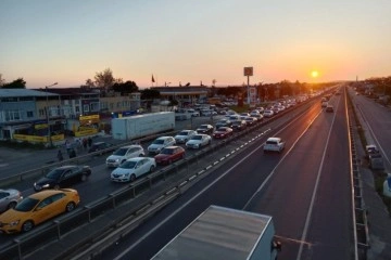 Tatil dönüşü trafik çilesi: Tekirdağ-İstanbul yolunda trafik durma noktasına geldi