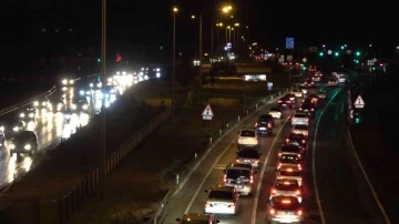 Tatilciler erken dönüşe geçti: ’Kilit kavşak’ Kırıkkale’de trafik yoğunluğu
