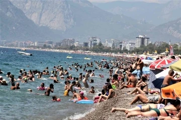 Tatilcilerin akın ettiği  7 kilometre uzunluğa sahip Konyaaltı sahili doldu
