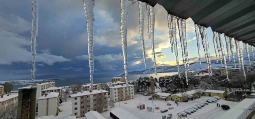 Tatvan’da kar yağışı: 40 köy yolu ulaşıma kapandı
