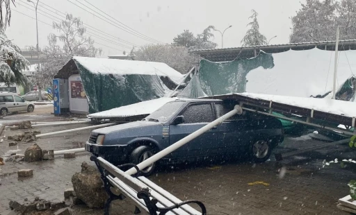 Tavşanlı’da köy pazarı çatısı karın ağırlığına dayanamadı
