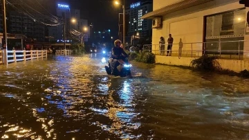 Tayland 20 yılın en şiddetli muson yağmurlarıyla mücadele ediyor
