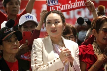 Tayland’da 15 yıl sonra ülkesine dönen eski başbakan Thaksin, karakola götürüldü

