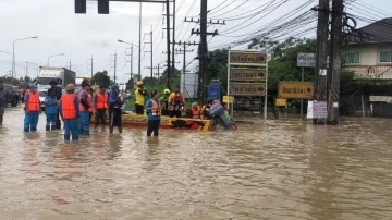 Tayland’da tavuk çiftliğini su bastı: 140 bin tavuk telef oldu
