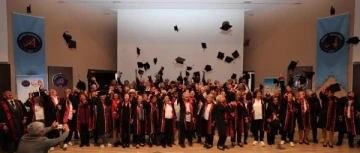 Tazelenme Üniversitesi’nden 82 öğrenci mezun oldu