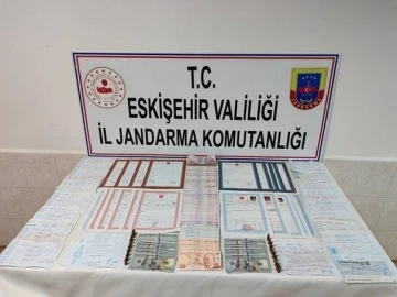 Tefecilerin elindeki çok sayıda senet ve tapu ele geçirildi
