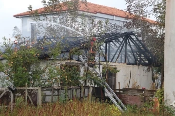 Tek katlı evin çatısı alevlere teslim oldu: 1 kişi dumandan etkilendi
