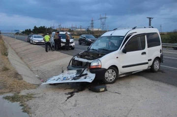 Tekirdağ’da hafif ticari araç su kanalına çarptı: 2 yaralı
