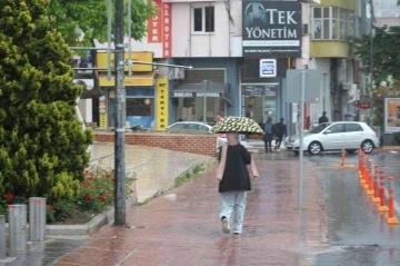 Tekirdağ’da sağanak yağış hayatı felç etti, yollar dereye döndü
