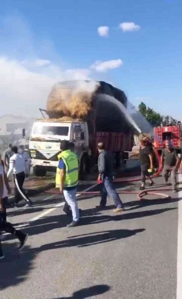 Tekirdağ’da saman yüklü kamyon seyir halindeyken alev aldı
