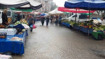 Tekirdağ’da şiddetli yağış, Salı Pazarı’nı sular altında bıraktı
