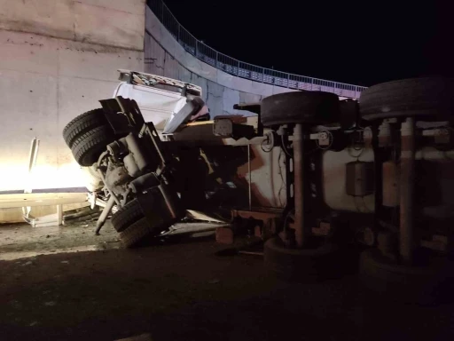 Tekirdağ’da üç araçlı trafik kazasında tır köprüye çarptı: 1 ağır yaralı
