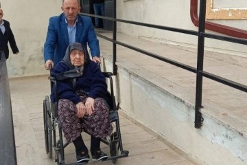 Tekirdağ'da 107 yaşındaki "asırlık çınar" sandık başına gitti