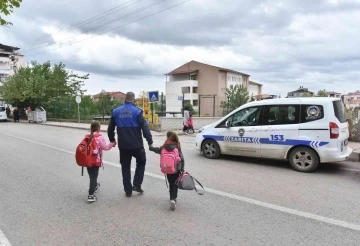 Tekkeköy’de zabıta okul önlerinde, çocuklar güvende
