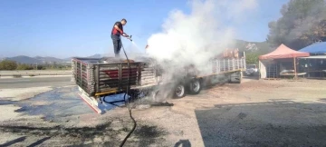 Tel yüklü tırın dorsesinde yangın çıktı
