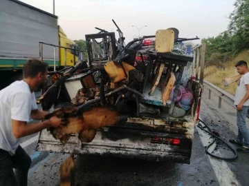 TEM’de araç yangını: Kamyonetteki ahşap malzemeler küle döndü
