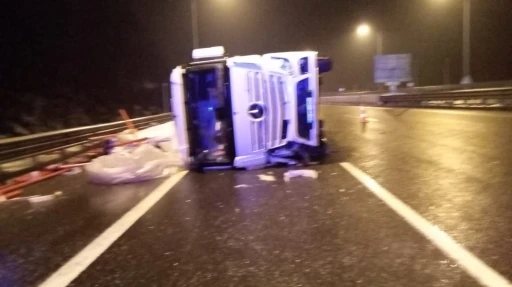 TEM’de devrilen tırın dorsesindeki malzemeler yola saçıldı
