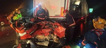 TEM’de feci kaza, tırın altına giren otomobil hurdaya döndü: 1 ölü, 2 yaralı

