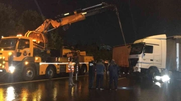 TEM’de tır bariyerlere çarptı, İstanbul istikameti 1 buçuk saat trafiğe kapandı
