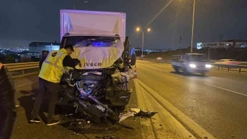 TEM’de tıra çarpan kamyonetin sürücüsü yaralandı
