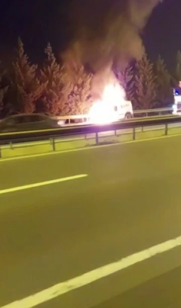TEM’de yanan minibüs alev topuna döndü
