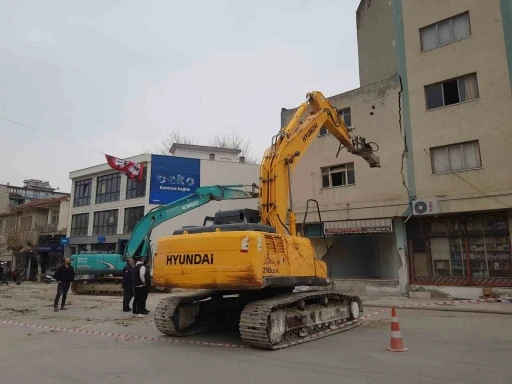 Temel kazısında hasar alınca iş makineleriyle desteklenen bina kontrollü olarak yıkıldı
