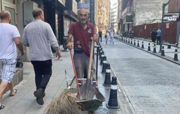 Temizlik işçisi, &quot;Kefenin cebi yok&quot; deyip, maaşıyla dört öğrenciye burs veriyor
