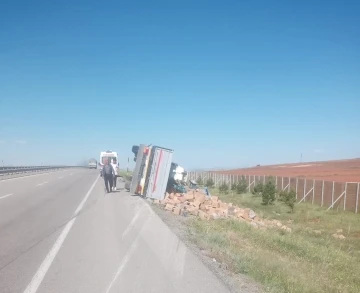 Temizlik malzemesi yüklü tır devrildi;1 yaralı
