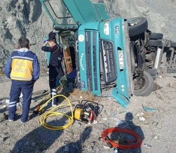 Tercan’da tırın devrilmesi sonucu 1’i çocuk 3 kişi yaralandı
