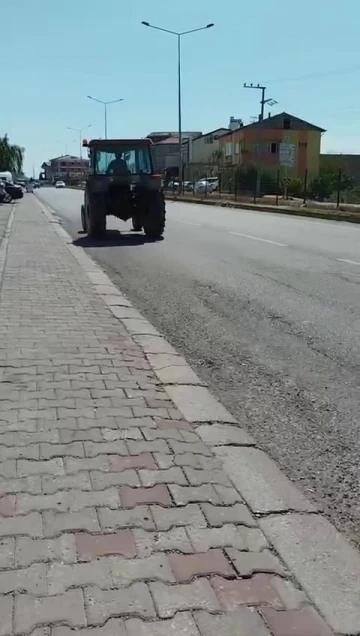 Ters yönden giden traktör tehlike saçtı
