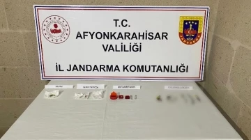 Ters yönden kaçmak isteyen zehir taciri jandarma tarafından yakalandı
