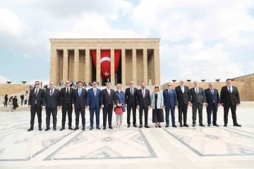 TFF Başkanı Hacıosmanoğlu ve Yönetim Kurulu Üyeleri, Anıtkabir’i ziyaret etti
