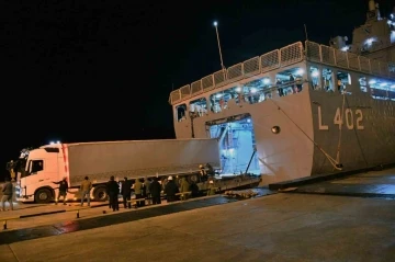 Tıbbi malzemeler askeri gemi ile gönderildi
