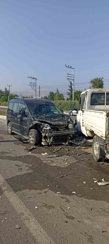 Ticari araçla kamyonet çarpıştı; 9 yaralı
