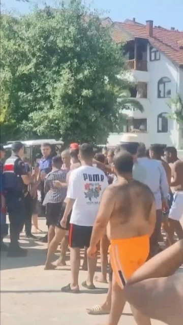 Tıklım tıklım olan plajda bir garip kavga
