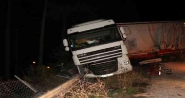 Tır devrildi, Adana-Ankara Otoyolu ulaşıma kapandı