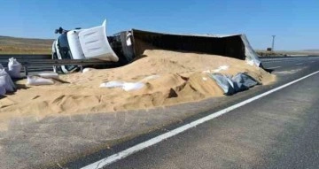 Tır devrildi tonlarca mısır kepeği yola savruldu: 2 yaralı