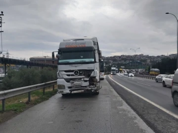 Tır ile otobüsün arasında kalan otomobilden sağ çıktı
