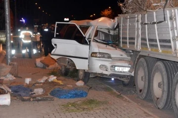 TIR’ın altına giren minibüs sürücüsü öldü