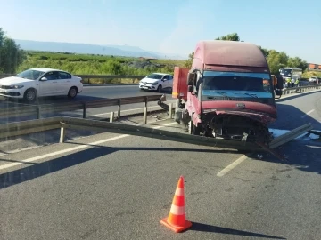 Tır refüje çarpıp, karşı şeride geçti: 1 yaralı
