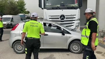 Tır sürücüsü fark etmediği otomobili metrelerce sürükledi
