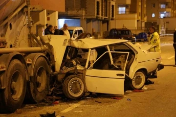 Tıra arkadan çarpan otomobil kağıt gibi parçalandı: 1 ölü, 4 yaralı
