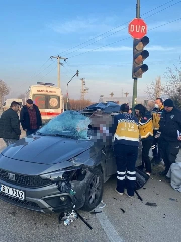 Tıra arkadan çarpan otomobilin kadın sürücüsü hayatını kaybetti
