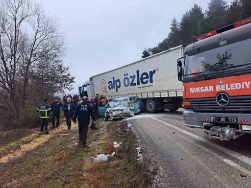 Tıra çarpan Opel marka otomobil 2 kişiye mezar oldu
