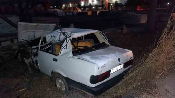 Tıra çarpıp şarampole devrilen otomobilde 1 kişi öldü, 1 kişi de yaralandı
