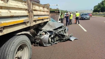 Tıra saplanan otomobilden sağ çıktı
